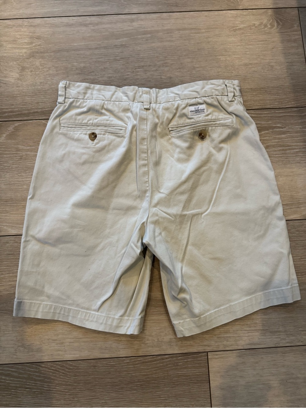 Vineyard Vines Men's Cream Khaki Breaker Shorts - Picture 2 of 3